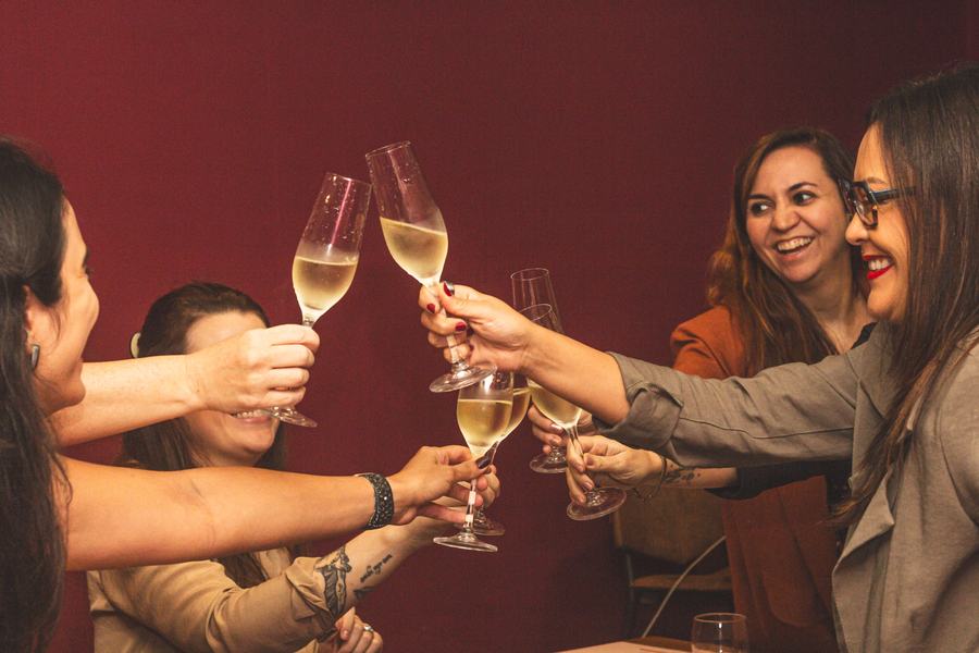 Brinde com taças no happy hour das Claudetes